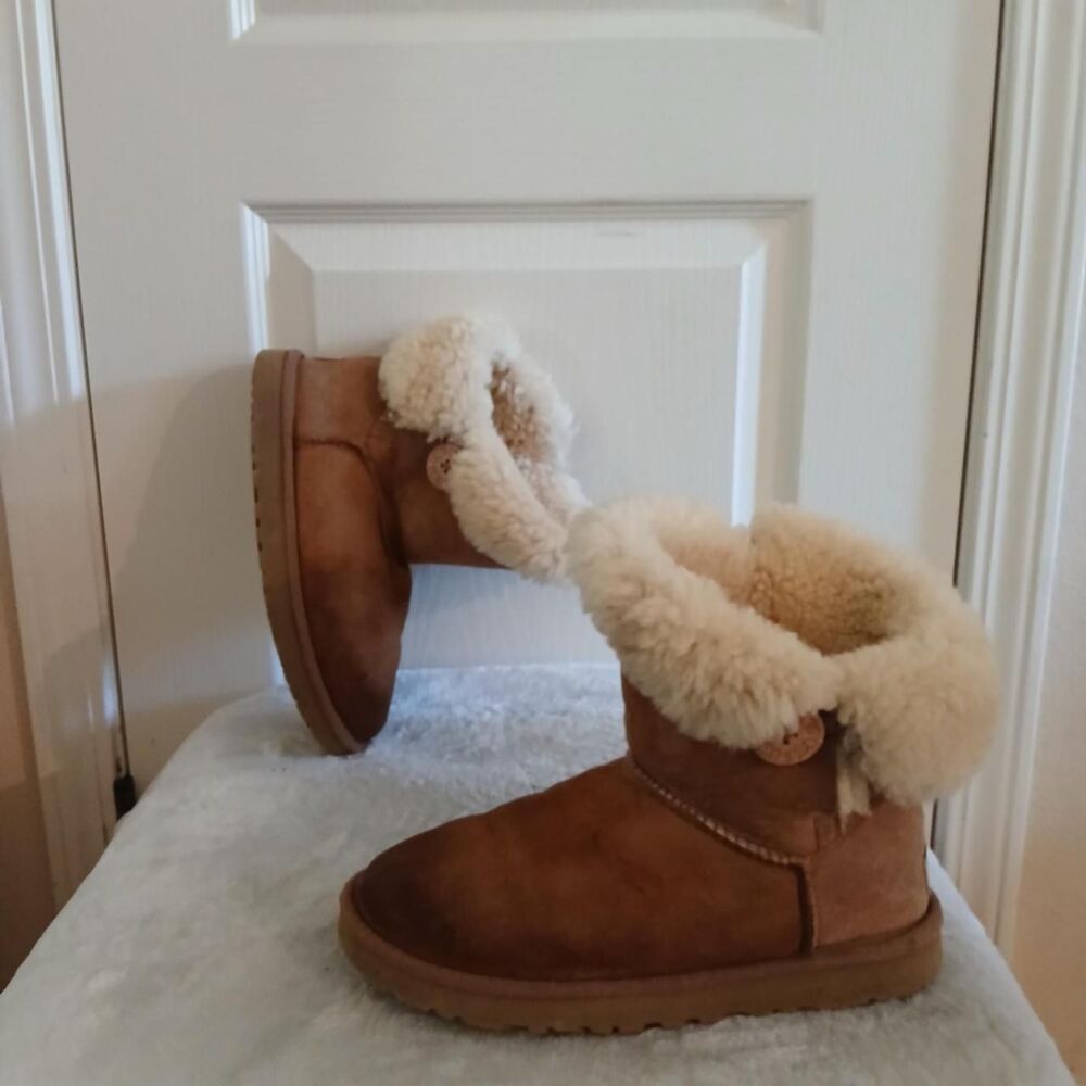 UGG Australia Mini Bailey Button II Chestnut Brown Boots 7 Preppy Classic Basic